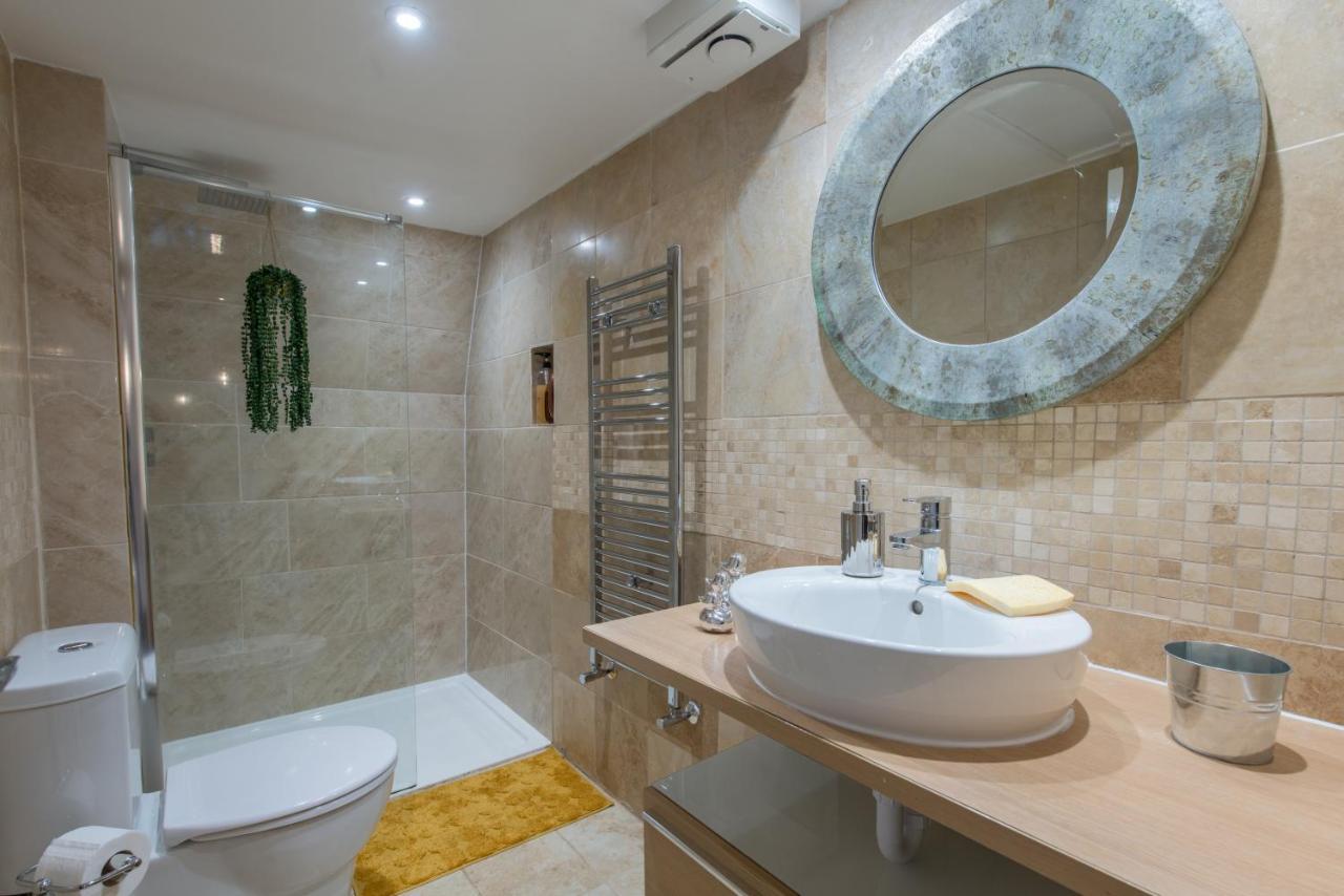 Luxe Maisonette- Parking, 4K Tvs, Leds, Local Snacks And More! Bath Exterior foto